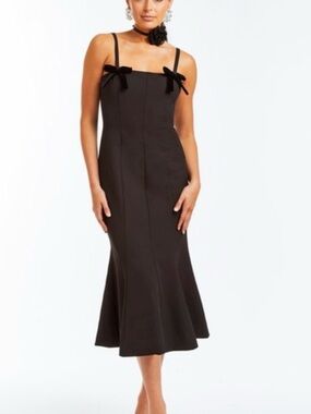 Sleeveless Black Midi Dress with Bow-Strap Detail